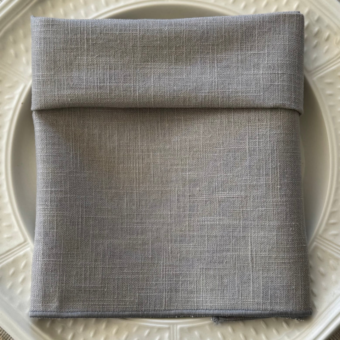 Servilleta de Lino Piedra Oscuro con Festón Gris Oscuro