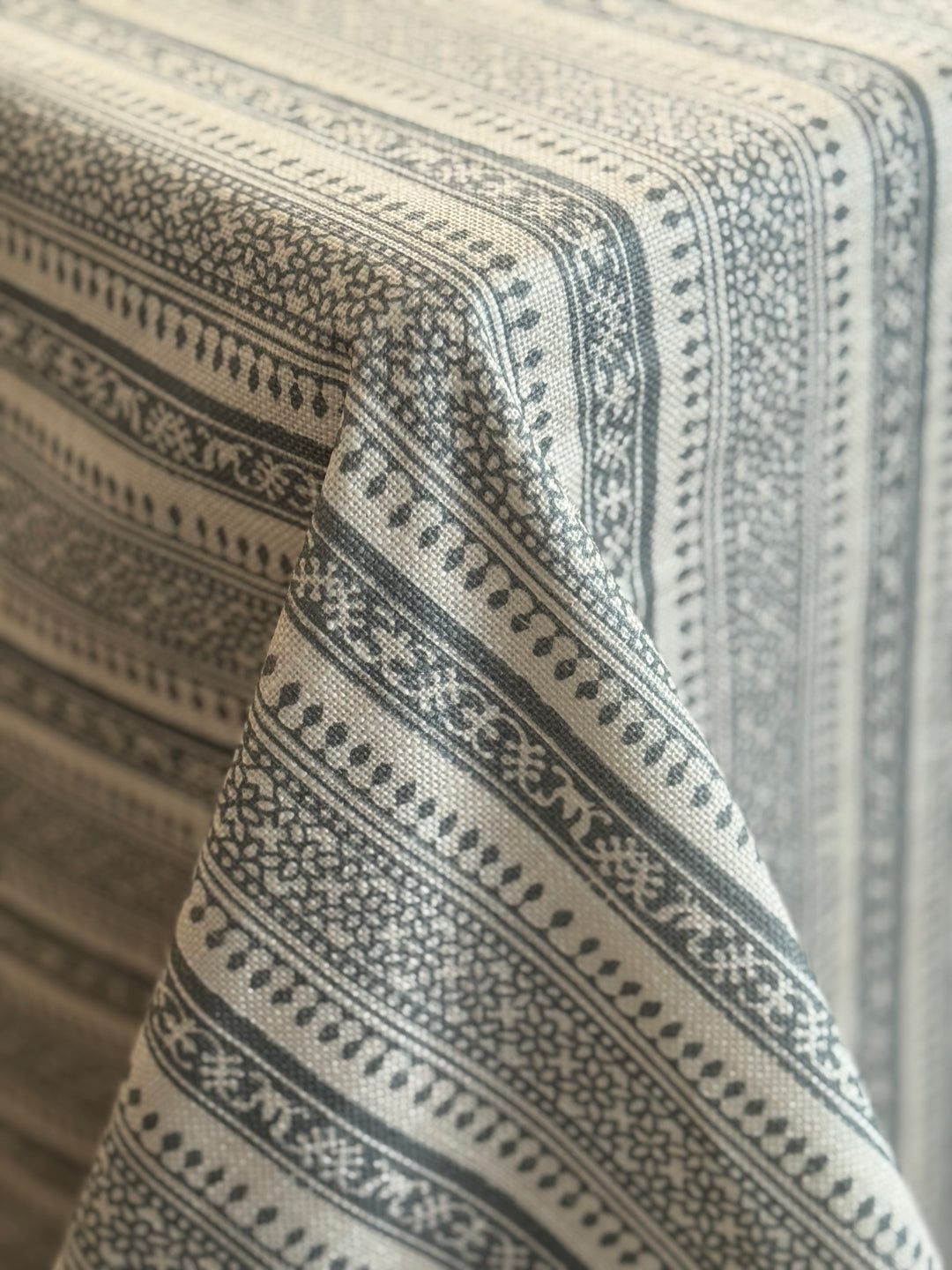 Mantel Resinado Normandie Light Grey