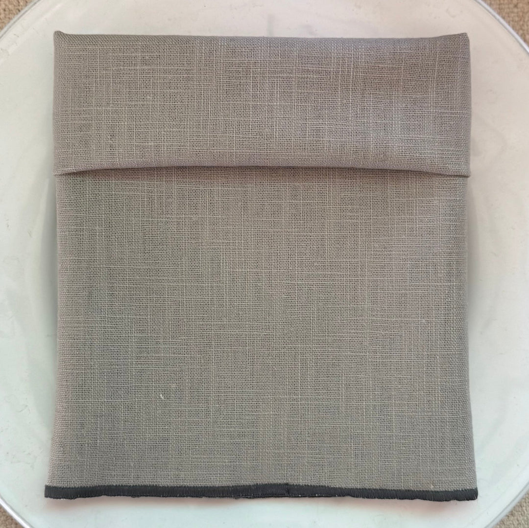 Servilleta de Lino Piedra con Festón Gris Oscuro - La Compañía Francesa